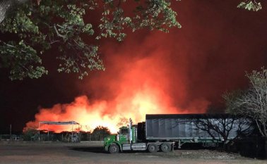 Un incendio que se registra en Venezuela se observase desde las inmediaciones de la planta de Argos, frente al centro comercial Jardín Plaza, de Cúcuta. La Opinión