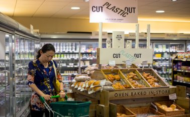 Los consumidores piden más: reutilizar las botellas de leche y de champú son algunas de las ideas propuestas en cientos de notas de sugerencias colgadas en una pared del comercio. AFP