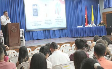 El secretario de hacienda del departamento, Oscar Gerardino Astier, en su intervención durante el Foro de la Ley Anticontrabando en la Universidad de Santander (Udes). César Obando