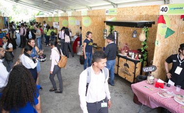 En la muestra comercial se encuentran emprendimientos de todo tipo, desde tecnología, gastronomía, confecciones, calzado, hasta artesanías.
Juan Pablo Cohen