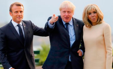 El presidente de Francia con su esposa y el primer ministro británico, Boris Johnson. El presidente francés protestó por las burlas del presidente de Brasil, Jair Bolsonaro, hacia su cónyuge. AFP