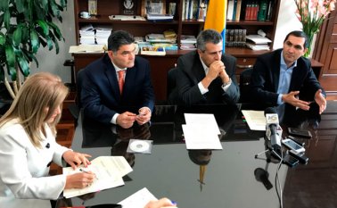 La iniciativa, que es de autoría de los senadores Luis Fernando Velasco (liberal) y David Barguil (conservador), fue aprobada por mayoría absoluta de la comisión, como también del presidente del Senado de la República, Lidio García, y del presidente de la Comisión Primera de la Cámara, Juan Carlos Lozada. Colprensa