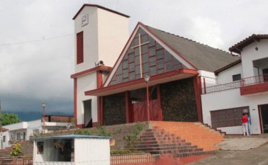 En el templo Nuestra Señora de Chiquinquirá, de Ebéjico, se realizaron las honras fúnebres del joven asesinado. Colprensa