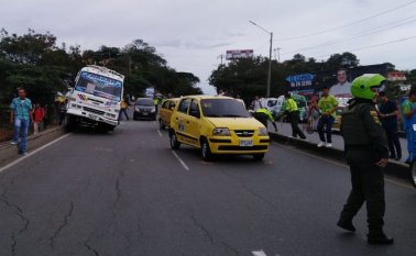 En el accidente están involucrados vehículos de servicio público. Secretaría de Tránsito