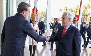 El presidente Bolsonaro dio la bienvenida ayer en Brasilia al presidente de Chile, Sebastián Piñera. AFP