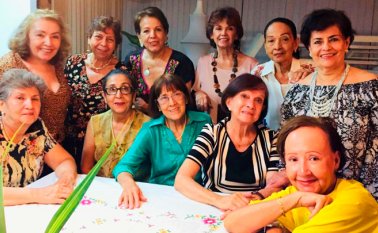 Lolita Herrera, Nora González, Yoyoa Barrera, Betty Zúñiga de Correal, Gilma Peña y Guiomar González. Sentadas: María Teresa Chaustre, Mercedes García, Axcelinta Melo Díaz, Cecilia Molina y Bárbara Echeverría. Cortesía