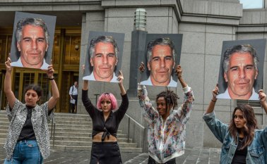 Un grupo de protesta llamado “Hot Mess” muestra carteles de Jeffrey Epstein frente al tribunal federal. AFP