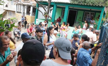 Los trabajadores y usuarios cumplieron la protesta en las afueras de la sede del acueducto en Villa del Rosario. César Obando/La Opinión