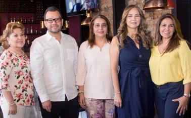 Alicia Acosta, Camilo Súarez, Maribel Cuadros García, Fabiola Castillo y Claudia Villasmil. Alfredo Estévez/La Opinión