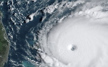 Con vientos sostenidos de 285 kilómetros por hora, se trata del "huracán más fuerte" en pasar por el noroeste de Bahamas desde los registros modernos. AFP