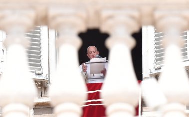 Francisco estuvo atrapado durante 25 minutos. “Tengo que disculparme por llegar tarde”, afirmó a la multitud. AFP