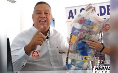 El viernes, durante el programa que tiene en Facebook, el candidato Hernando Acevedo mostró cómo serían los mercados que subsidiaría para los cucuteños más pobres.
Tomada de Facebook