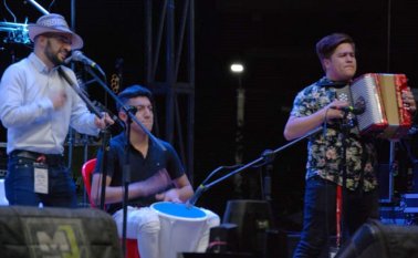 Un bogotano se convirtió en el nuevo rey vallenato del acordeón en la tercera versión del Festival Vallenato La Perla del Norte. La Opinión