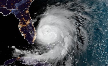 El huracán sigue representando una peligrosa amenaza al avanzar hacia Florida. AFP