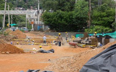 El proyecto presenta un avance del 15 por ciento. En la foto, los trabajos de la construcción de la vía paralela a la avenida 3 de San Luis, en el sector de Cuatro Vientos.
Alfredo Estévez