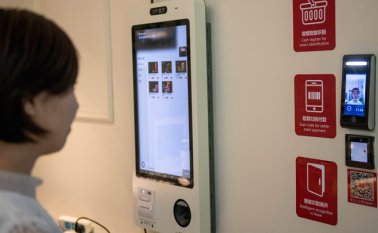China ya está muy avanzada en los pagos con teléfono móvil, pero el reconocimiento facial, desplegado a nivel nacional, ha dejado atrás a otros sistemas como los códigos QR. AFP