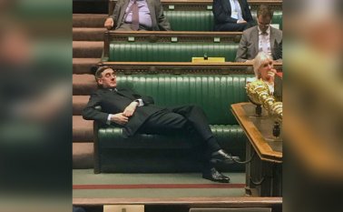 El ministro Jacob Rees-Mogg ha sido objeto de burlas y críticas por esta recostadita en el Parlamento británico.
AFP