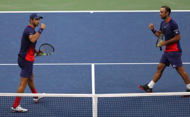 La dupla, cabeza del ranking, se impuso en sets corridos a los británicos Jamie Murray y Neal Skupski con parciales de 7-6 (7/5) y 7-6 (10/8) en poco más de dos horas. AFP