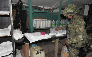 En los laboratorios artesanales fueron incautados 2.647 kilos de clorhidrato de cocaína y 130 de pasta base de coca.
Ejército