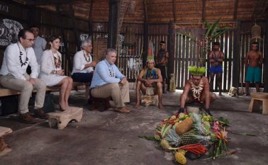 En Leticia este viernes, en una ceremonia con la comunidad Monilla Amena, el presidente Iván Duque compartió con los indígenas y conoció sobre sus saberes ancestrales. Tomada de Twitter @IvanDuque