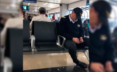 En la fotografía, se ve a Zuluaga con una gorra y con un suéter en el que se le ven unas insignias similares a las de un piloto. Colprensa