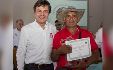 Roberto Vélez Vallejo, gerente de la Federación Nacional de Cafeteros y Luis Moncada, ganador del Incentivo Departamental a la Calidad del Café. Juan Pablo Cohen