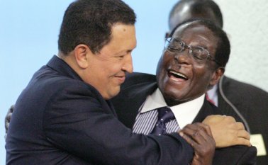 En esta foto del 17 de octubre de 2005, el fallecido presidente venezolano Hugo Chávez (izquierda) y el entonces mandatario de Zimbabwe, Robert Mugabe, en el 60 aniversario de la Organización de las Naciones Unidas para la Alimentación y la Agricultura.
AFP
