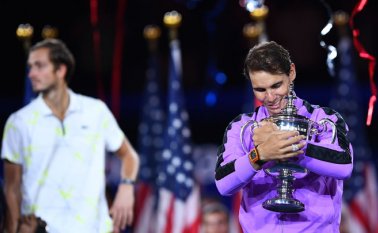 Rafael Nadal abrazó la copa con entusiasmo. AFP