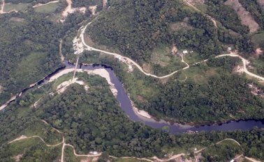 La emergencia fue provocada por una válvula ilícita.El equipo técnico de Ecopetrol extrae el crudo del río. Cortesía