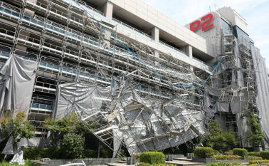 Varias centenas de vuelos fueron anulados, afectando a miles de pasajeros, y numerosos ferries que actúan en la bahía de Tokio también fueron suspendidos. AFP