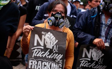 Para explotar los Yacimientos no Convencionales de hidrocarburos se usa la técnica del fracking, que consiste en inyectar en el suelo grandes cantidades de agua con aditivos químicos y arena para fracturar rocas a unos 2.500 metros de profundidad y, de esta forma, extraer petróleo y gas. Colprensa