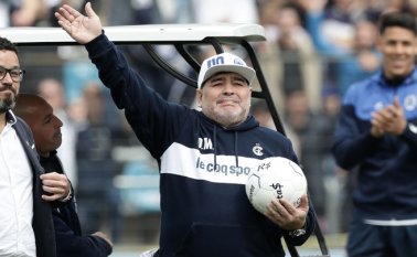 Diego Armando Maradona, durante su llegada para su primera sesión de entrenamiento en el estadio El Bosque, en La Plata, con su nuevo club. AFP