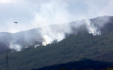 En helicóptero Bambi Bucket de la Fuerza Aérea Colombiana estuvo ayer por cinco horas intentando controlar el incendio que afecta el Cerro Tasajero. Alfredo Estévez