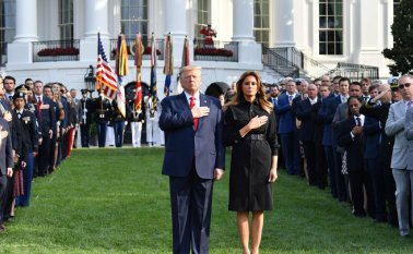 El presidente Trump hizo severas advertencias a los talibanes, al encabezar los actos conmemorativos del 18 aniversario de los atentados terroristas de Nueva York. AFP