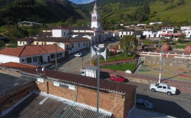 El sistema de alarma es de alta tecnología y proviene de Eslovaquia. La estación quedó instalada en el Palacio Municipal y consta de monitores y una torre de nueve metros de altura. Cortesía