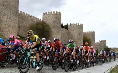 Una caída faltando unos 60 kilómetros para la meta, provocó el vuelco completo de la carrera por unos minutos, pues involucró al líder Primoz Roglic. AFP
