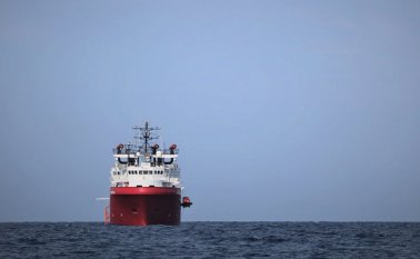 El ‘Ocean Viking’, operado por las oenegés SOS Mediterranéo y Médicos sin Fronteras (MSF), ya había operado en agosto donde recogió 356 a migrantes, que pudieron desembarcar en Malta. Tomada de Twitter