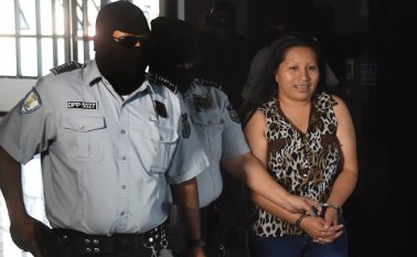 Vásquez, de 36 años, fue sentenciada a 30 años de prisión por homicidio agravado luego de que su bebé nació muerto. Pasó 10 años y siete meses encarcelada, pero la pena le fue conmutada y salió en libertad el 15 de febrero de 2018. AFP