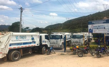 Con cizallas, empleados de la Alcaldía intentaron cortar la malla de seguridad, pero los operarios de la Empresa de Servicios Públicos (ESPO) se abalanzaron y evitaron esa acción. Cortesía