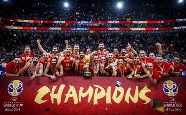 El primer título mundial de básquet de España se dio en Japón en 2006 y ahora se corona en China, tras un torneo impecable, en el que ganó los ocho partidos disputados. Tomada de Twitter @FIBA_es