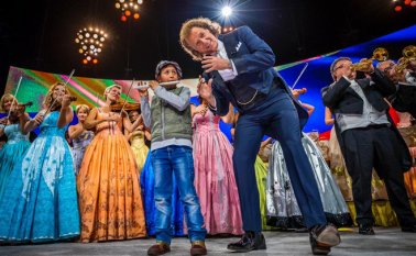 Daniel Sanabria tocó su flauta en el escenario, acompañado de André Rieu. @andrerieu