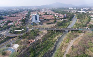 Así se aprecia el río Pamplonita al paso por Cúcuta. La imagen hace evidentes las descargas de aguas negras en el afluente, tema que compete al municipio y quedó concertado en el Plan de Ordenamiento Territorial (POT). La solución es la construcción de una Planta de Tratamiento de Aguas Residuales. Juan Pablo Cohen/La Opinión