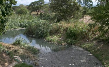 El río Pamplonita recibe las descargas de aguas residuales de ocho municipios del departamento.  Juan Pablo Cohen/La Opinión