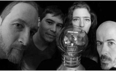 De izquierda a derecha: Ricardo Restrepo, baterista, Felipe Carmona, guitarrista y bajista de la banda; Natalia Valencia y Fernando Sierra, vocalista, junto al lumisphera. Fotografía: Estados Alterados. Cortesía