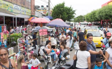 Mientras la antigua sexta, desalojada por el exalcalde Ramiro Suárez, volvió a ser invadida por cientos de vendedores de productos perecederos, la Nueva Sexta, en Cenabastos, tiene decenas de puestos vacíos. Alfredo Estévez/La Opinión