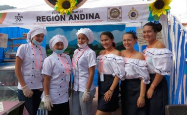 Un grupo de promotores de la propuesta de impulsar el turismo en Salazar de Las Palmas a partir de la gastronomía colombiana. Cortesía