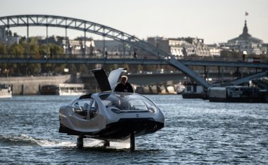 Llamados "Sea Bubbles", estas embarcaciones aerodinámicas blancas, sobrevolaron el río Sena a una velocidad de hasta 30 km/hora, flotando a unos 50 centímetros sobre el agua. AFP