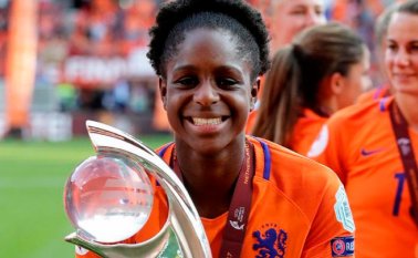 Liza Van Der Most nació en Bogotá, pero desde muy niña la adoptaron y por eso se fue a vivir a Holanda donde juega fútbol de manera profesional y hace parte de la selección nacional de ese país. Twitter