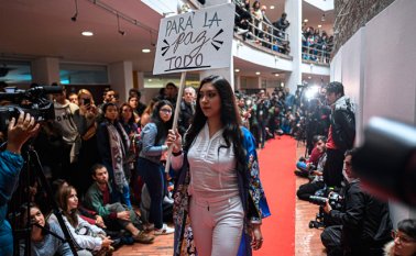 En la universidad privada más importante del país, una decena de modelos, estudiantes y exguerrilleras exhiben la primera colección de moda fabricada en una de las 26 zonas para la reincorporación de excombatientes de la que fue la guerrilla más poderosa de América. AFP