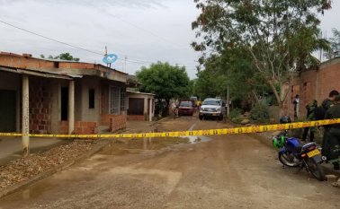 Las autoridades llevan a cabo la inspección técnica al cadáver y a la escena del crimen.
 La Opinión